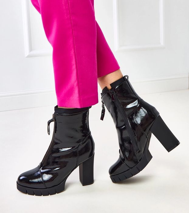 Czarne lakierowane botki na słupku Sasa