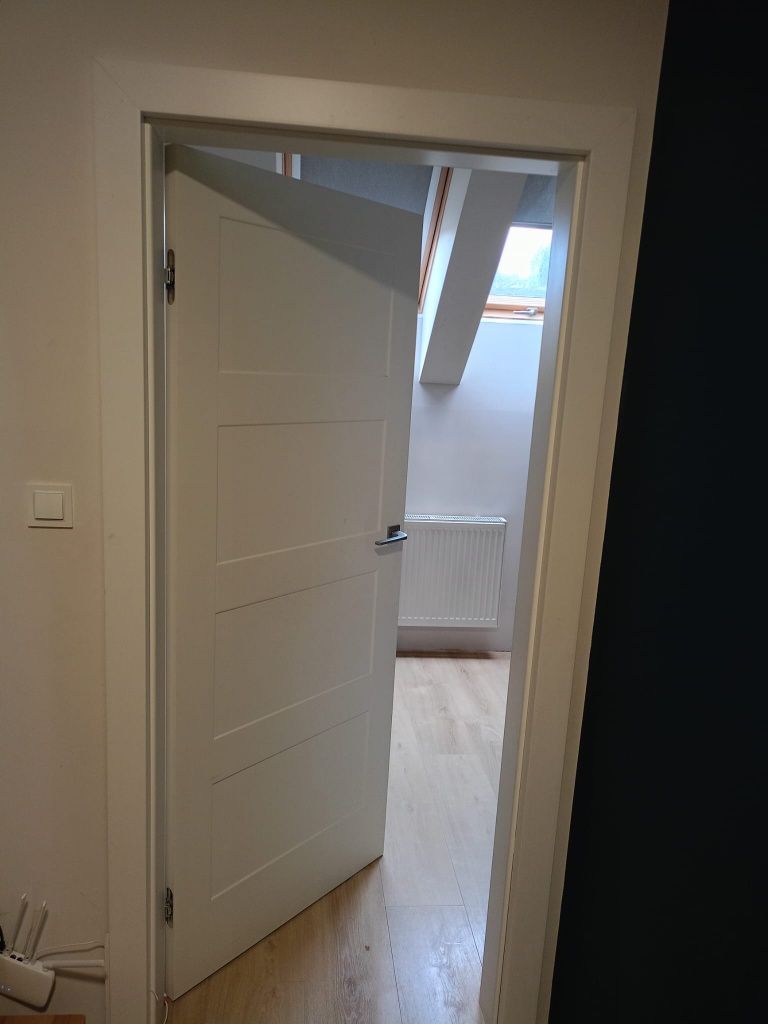 Drzwi wewnętrzne bezprzylgowe Porta białe P80 razem z ości
