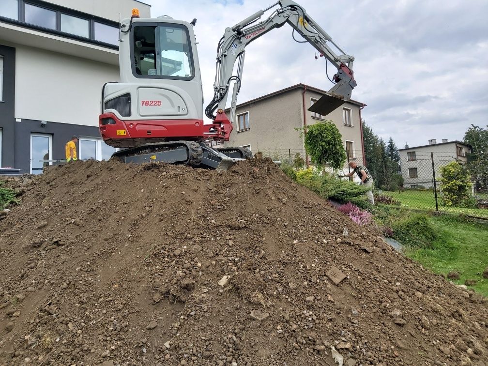 Usługi minikoparką i samochodem wywrotką.