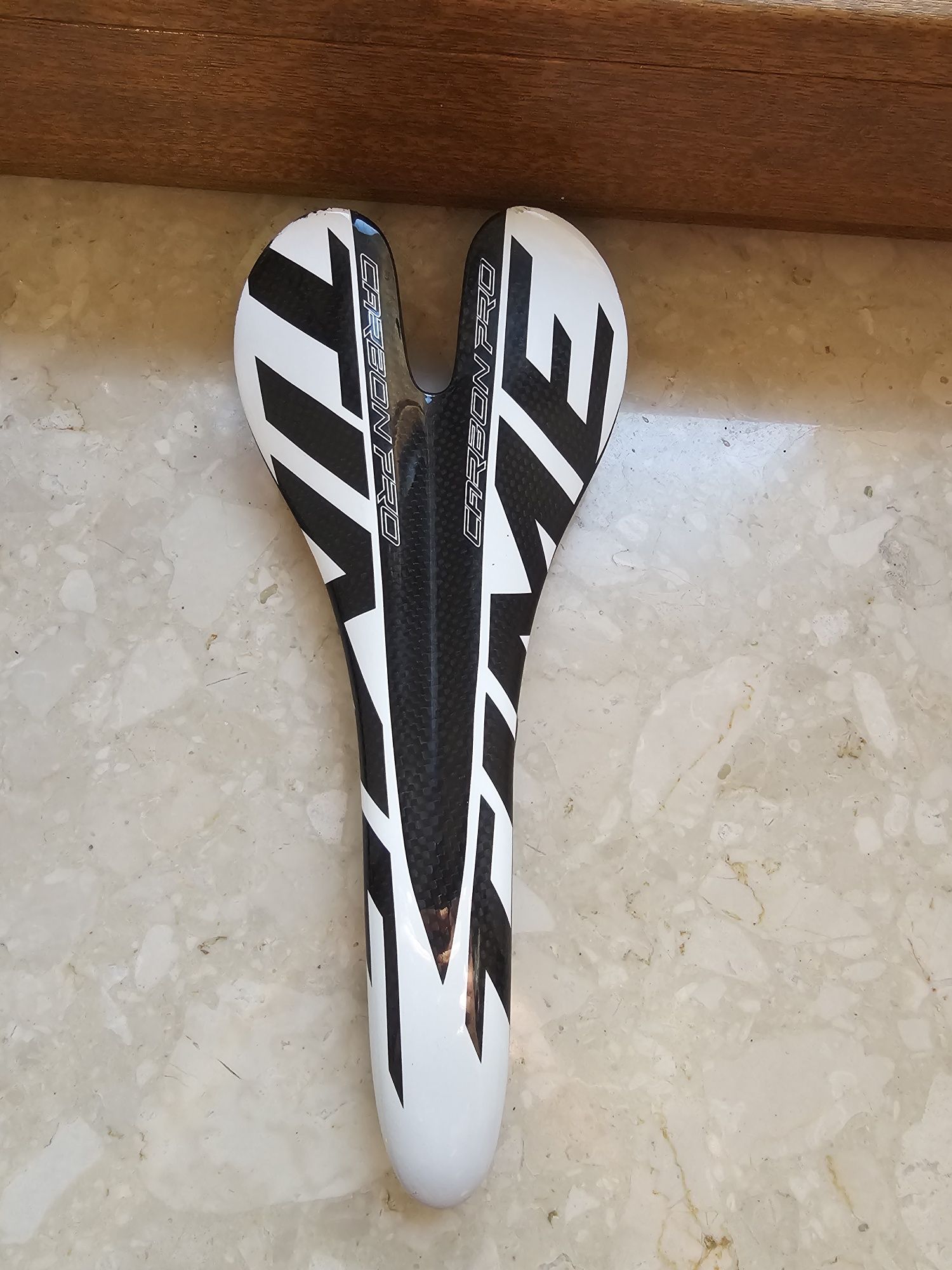 Siodełko rowerowe 100% carbon