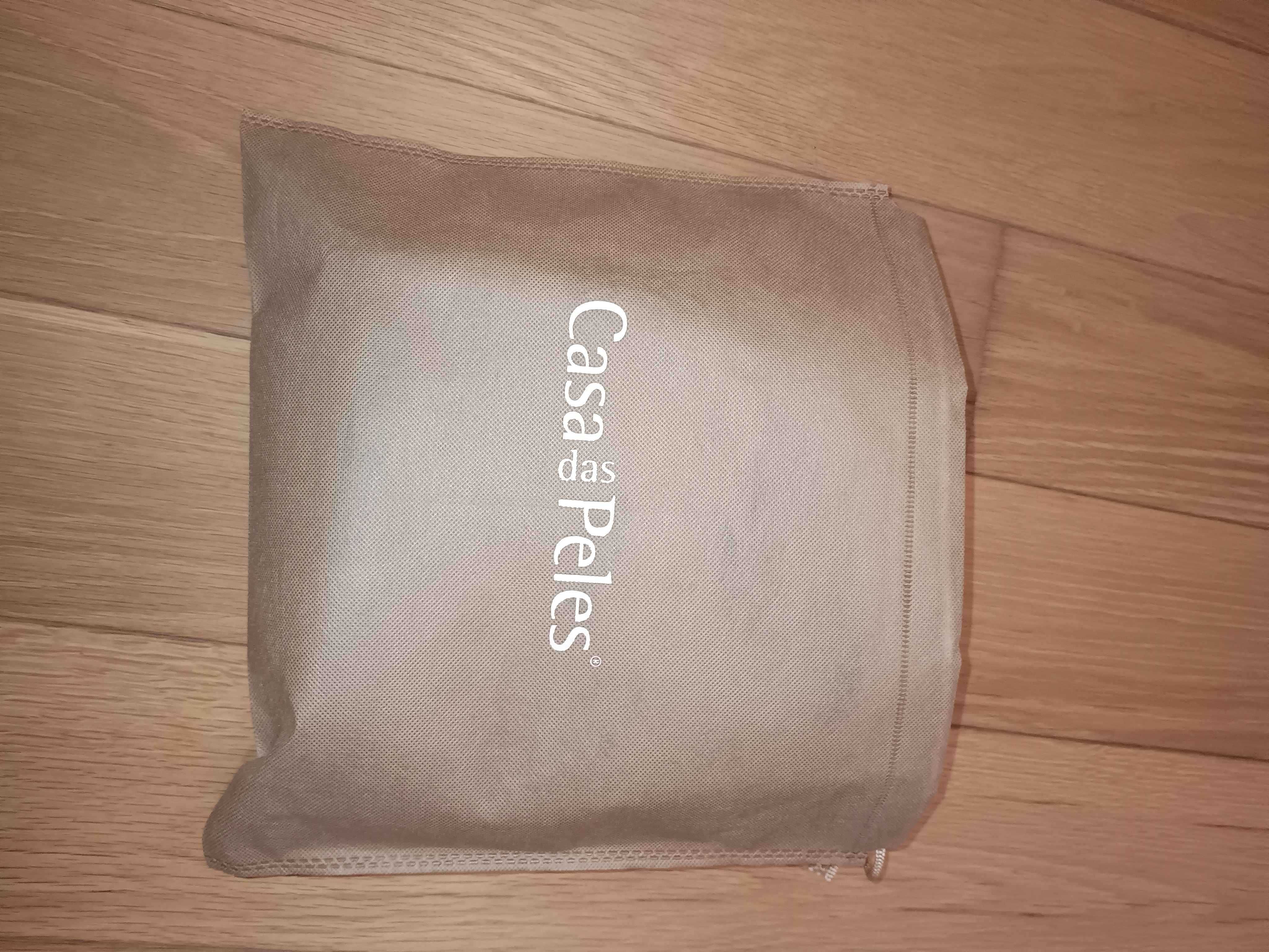 Bolsa em pele com alça ajustável