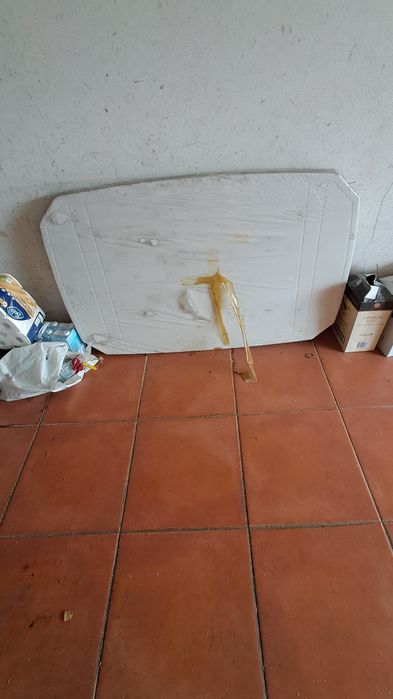 Mesa de jardim branca, nova ainda na embalagem original