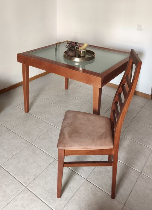 Mesa de Jantar em Madeira e Vidro + 4 cadeirascadeiras
