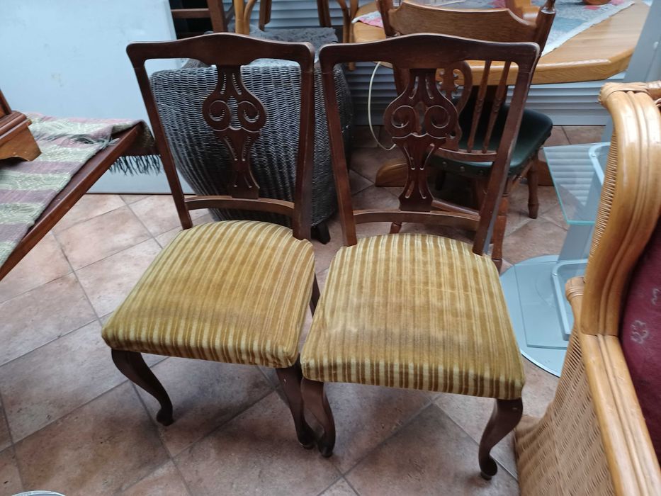 Dwa krzesła z struksowym obiciem.
