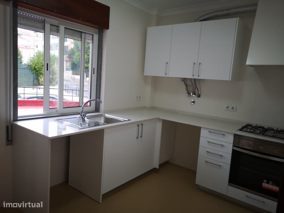 Apartamento T2 Parede Centro Remodelado a 3 minutos da Estação da CP