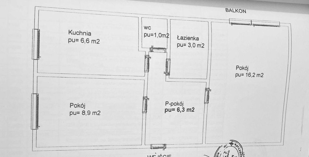 Mieszkanie dwupokojwe z dodatkowym korytarzem do remontu.