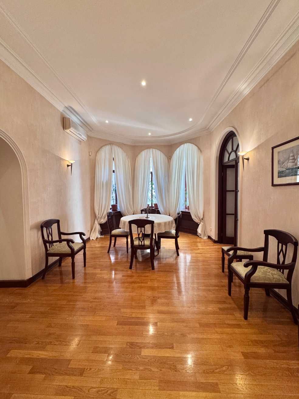 В продаже 3х-комнатная квартира в центре. Возможен перевод в коммерцию