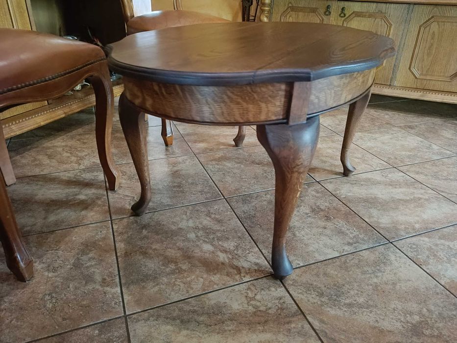 Stary stolik kawowy na ludwikowskich nogach