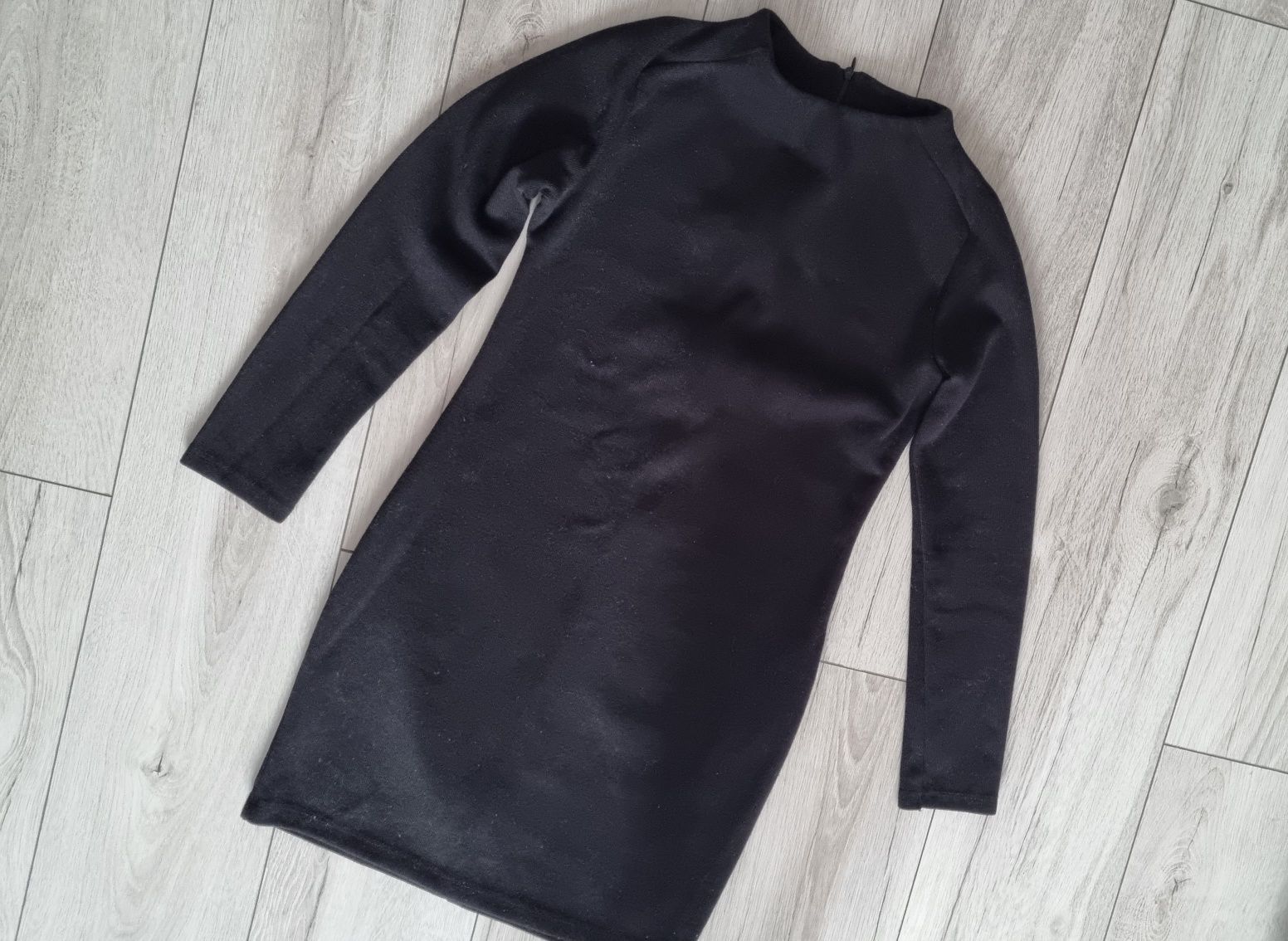 Mała czarna sukienka tunika