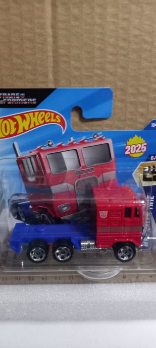 Optimus prime hot wheels trasformers