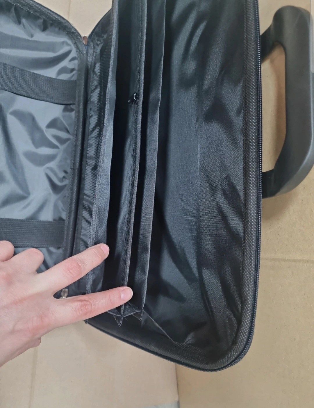 Teczka granatowa na laptop 15,6 cali