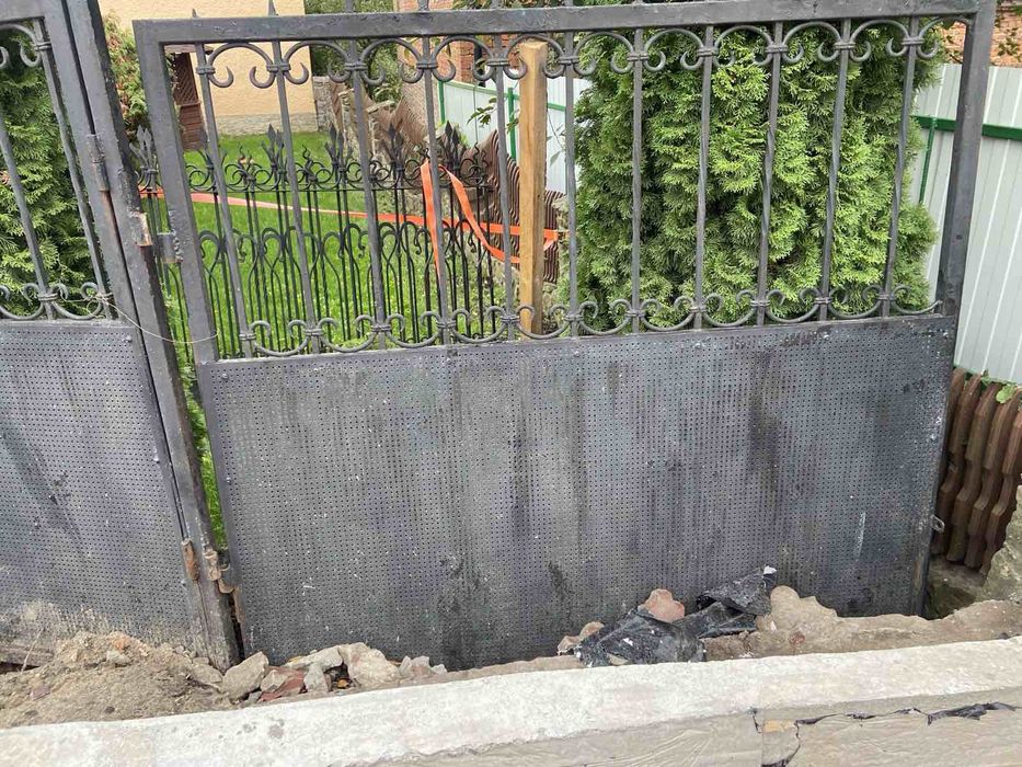 Брама кована з секціями огорожі