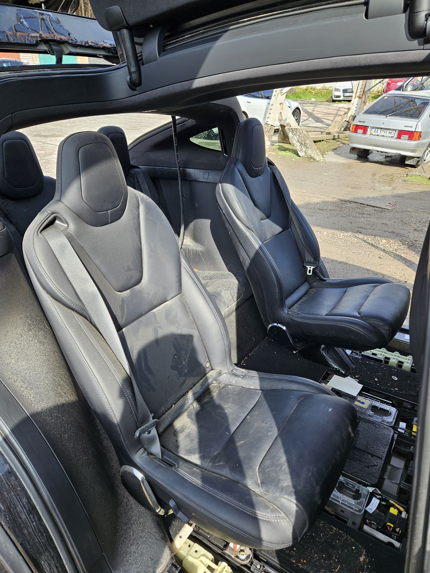Tesla model X салон, карти, подушки безпеки.