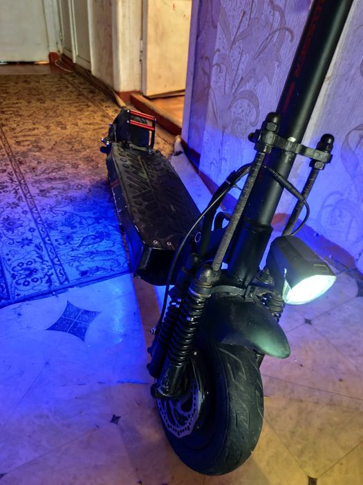 Электросамокат Crosser t4 ПОЛНЫЙ ПРИВОД
Электросамокат переделан на по