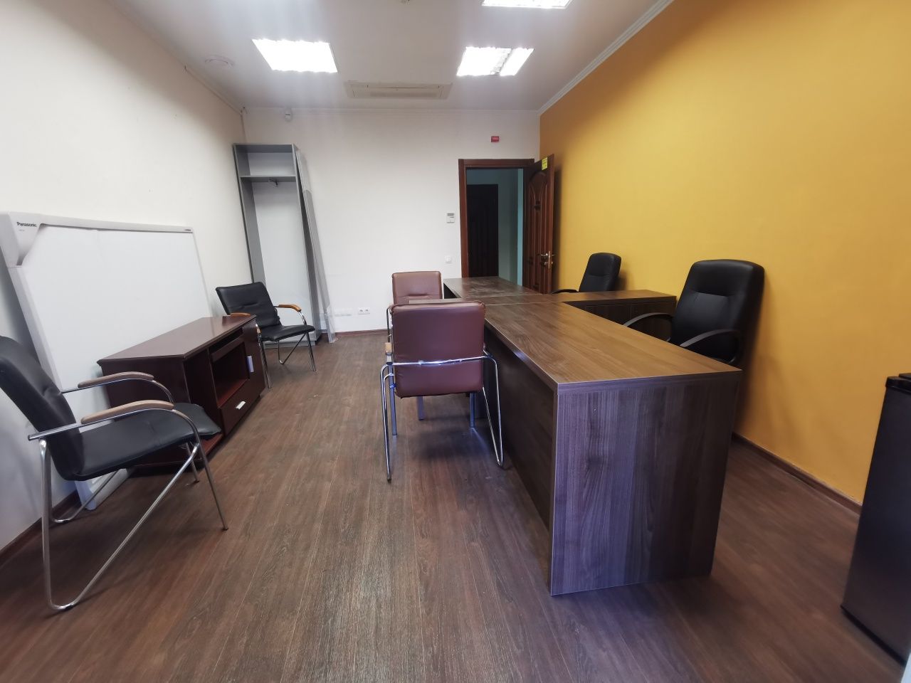Супер фасад! Нежитлові приміщення 18 і 26 метрів. Біля метро Мінська.