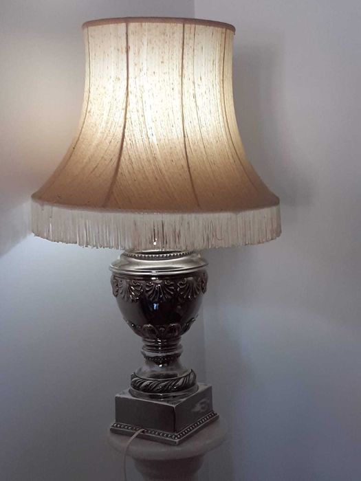 Antigo e belo candeeiro de mesa com abajour em fina porcelana