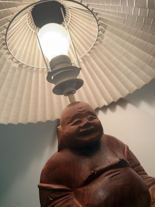 lampa drewniana z indii w kształcie figurki śmiejącego ikea się Buddy