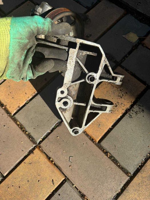 Гидроусилитель ВАЗ 2110 приора десятка, крепление ГУР