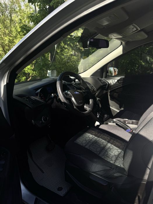 Продам автомобіль Ford Escape 2013 року