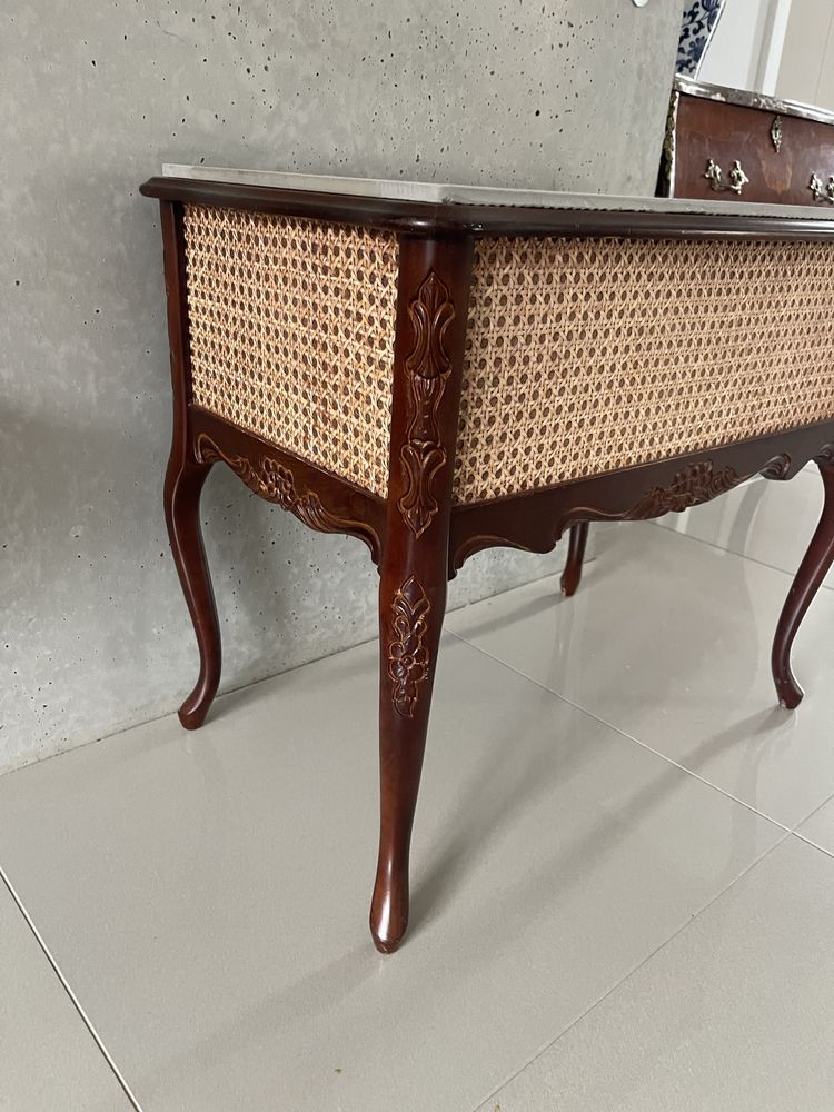Stolik w stylu ludwik z plecionką rattanową vintage