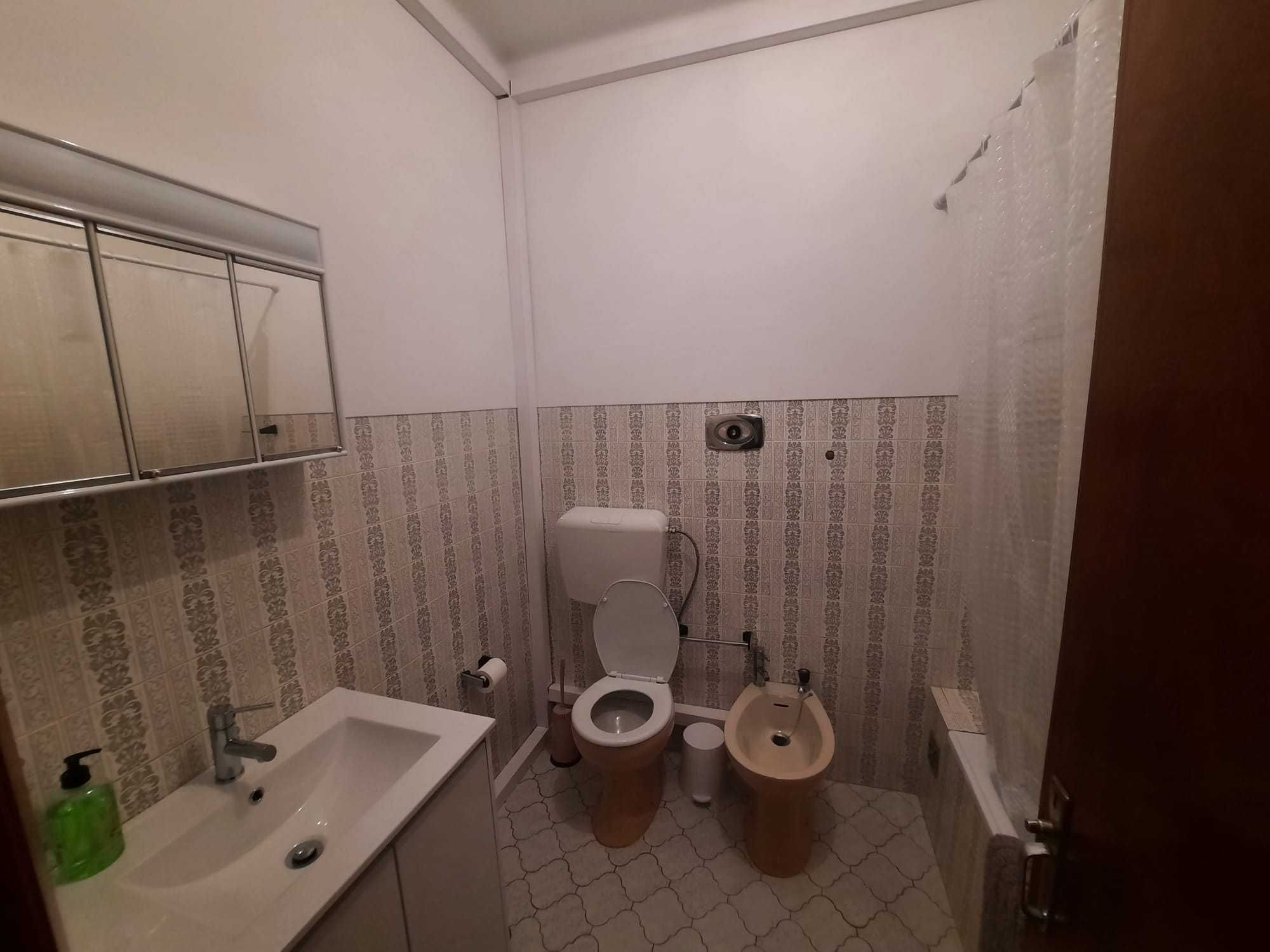 Aluga-se quarto a estudante. Despesas incluidas. Contrato e recibo.
