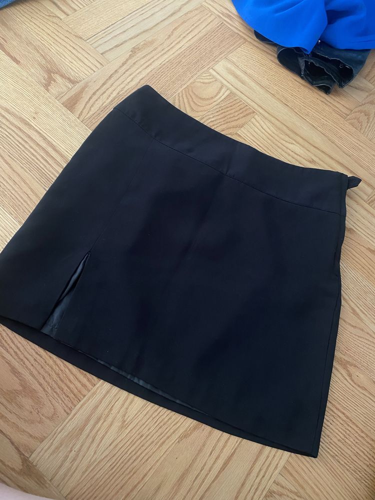 Czarna Elegancka  mini spodniczka z rozcieciem r.S