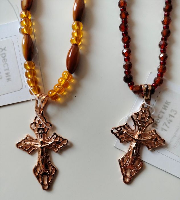 Крестик в позолоте на жгутике, бусах Новый