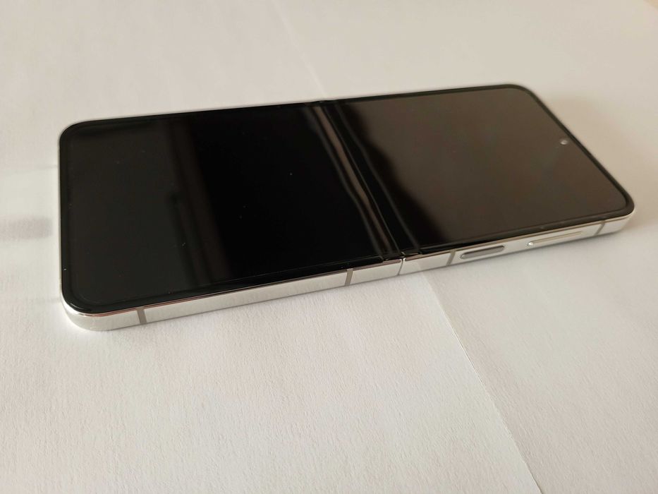 Samsung Galaxy Z Flip 5 SM-F731B 8GB/256GB Kremowy