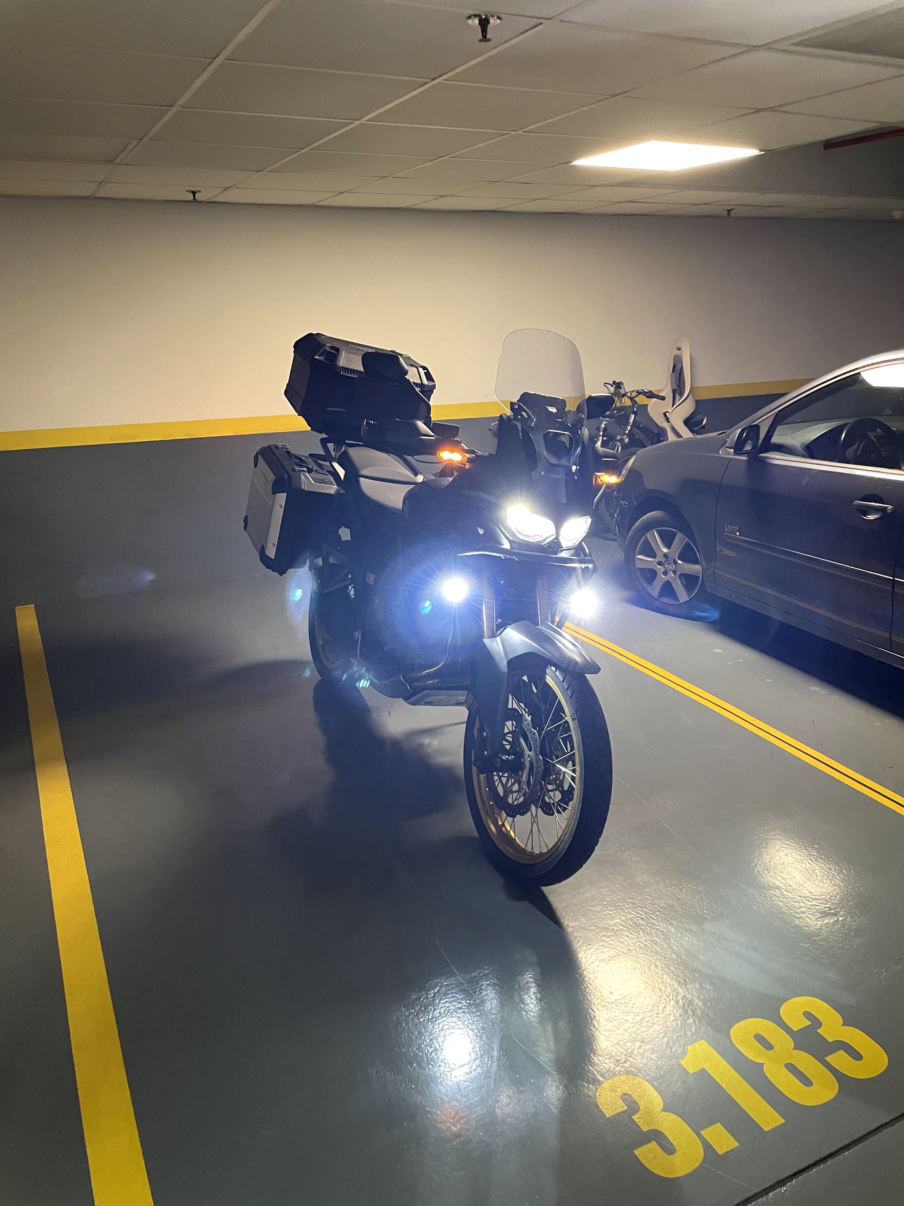 Vendo AFRICA TWIN CRF1000 FULL Extras e Muito Estimada