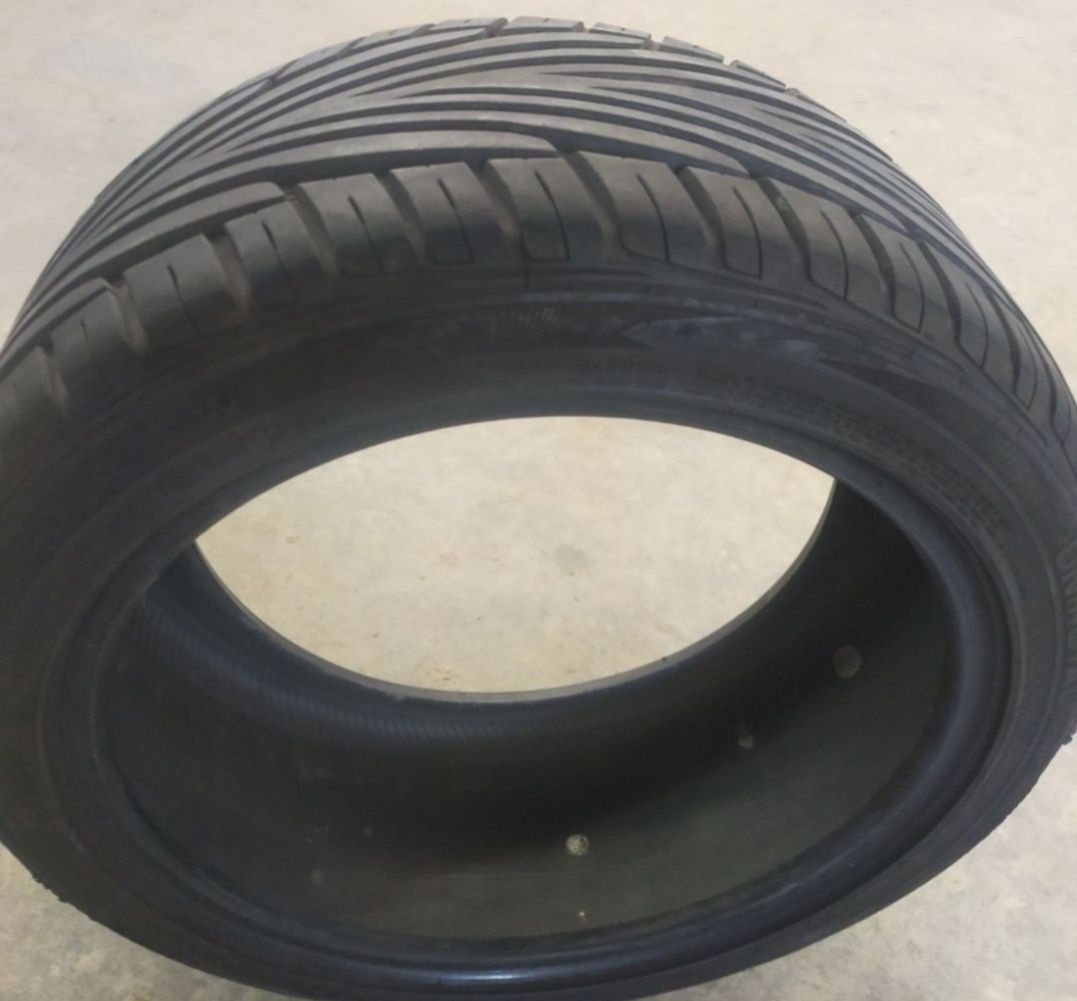 Pneu 235/ 45 R17