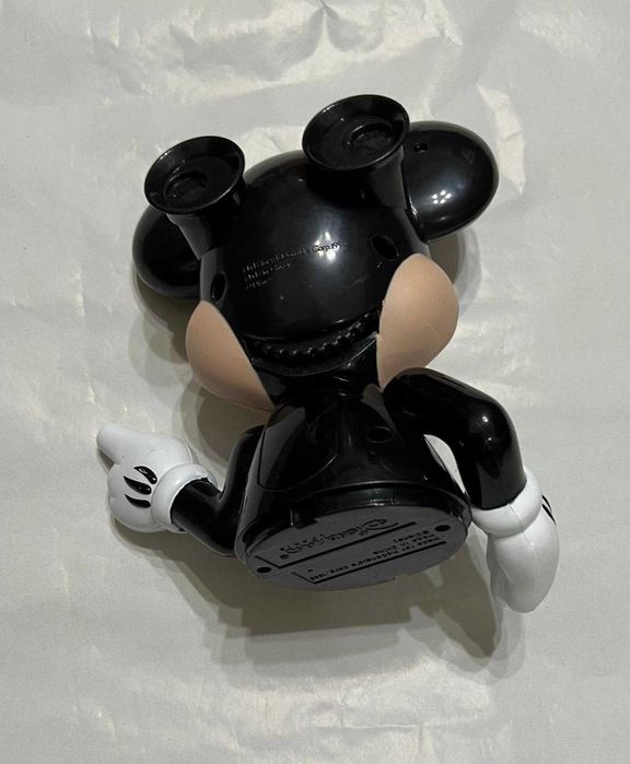 Boneco Mickey Mouse com Óculos de Sol