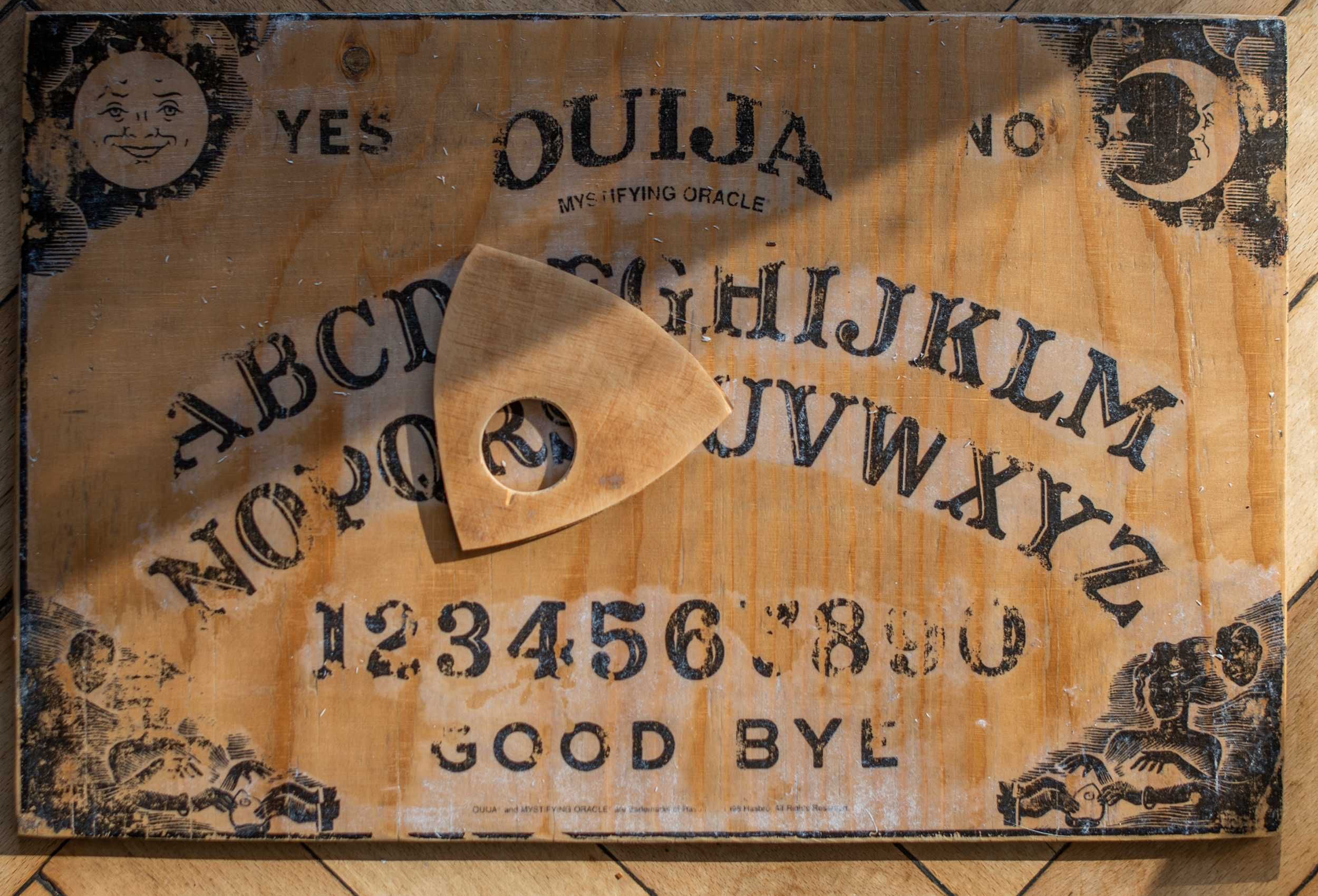 Ouija prezent spirytyzm wywoływanie duchów halloween gra planszowa