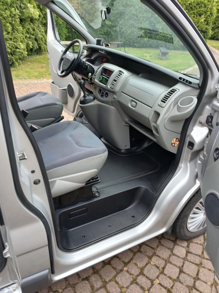 Renault Trafic przeznaczony dla przewozu niepełnosprawnych.
