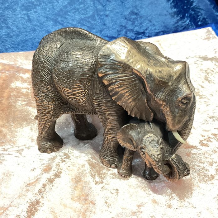 Escultura elefante e cria tamanho de 14 cm