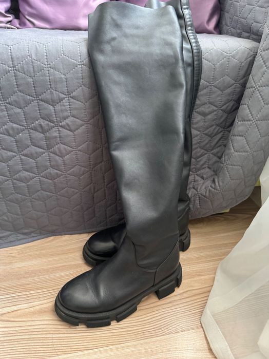 Чоботи, ботфорти, натуральна шкіра, тракторна подошва.