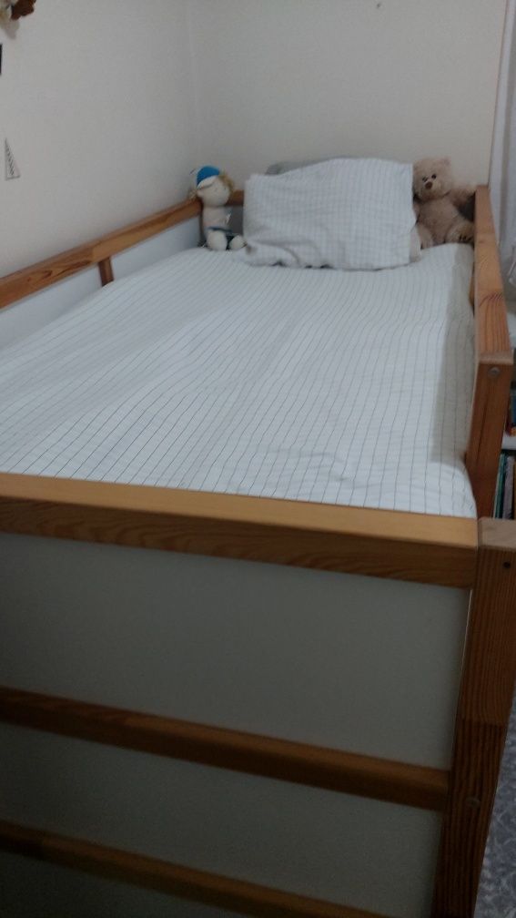 Beliche IKEA com estrados e colchão