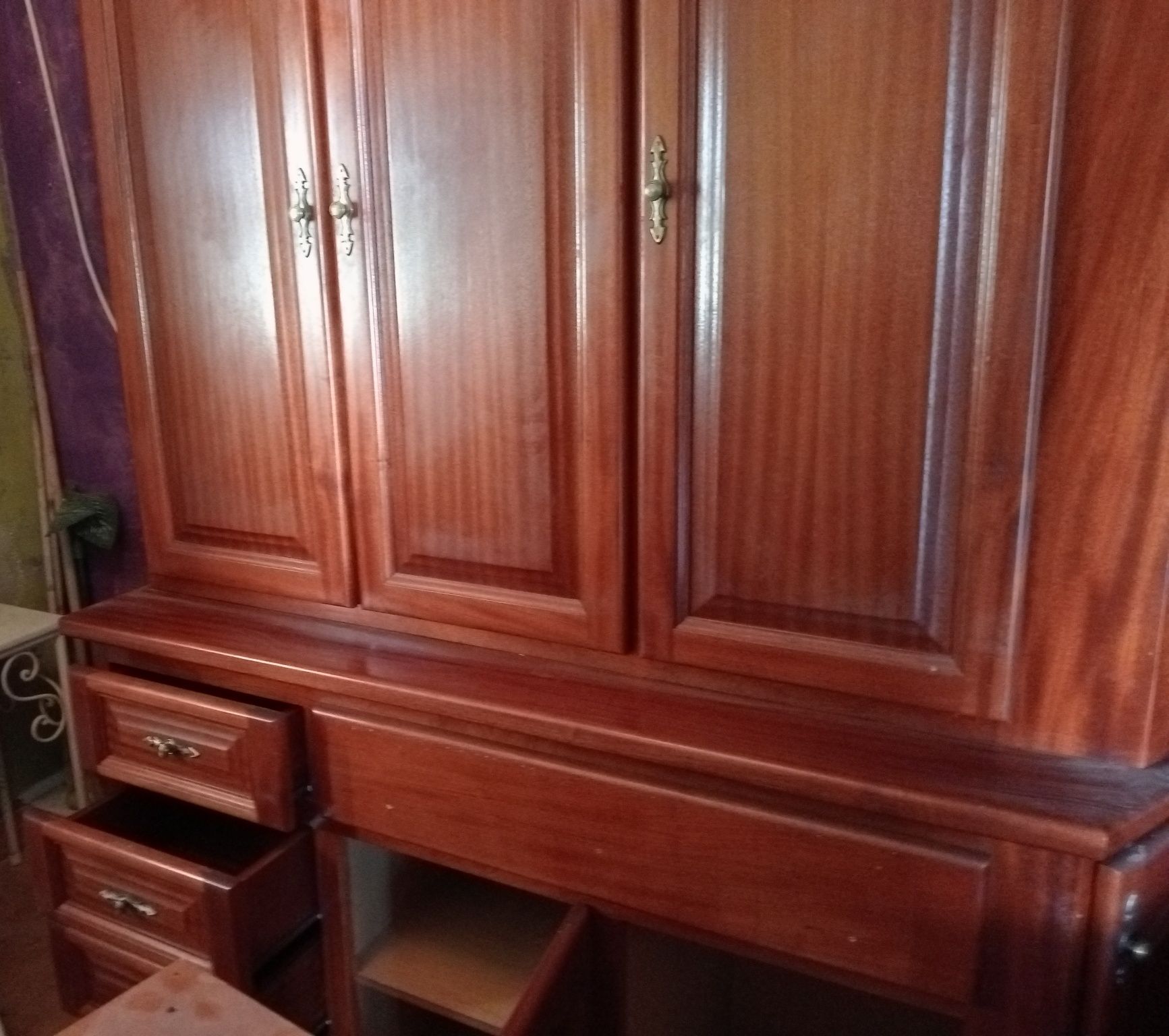 Móvel de cozinha com mesa impecável