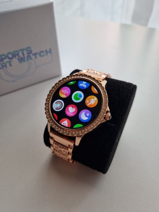 Złoty smartwatch z cyrkoniami