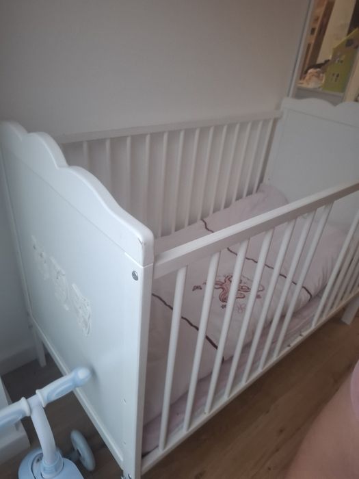 Łóżeczko dziecięce + komoda z przewijakiem