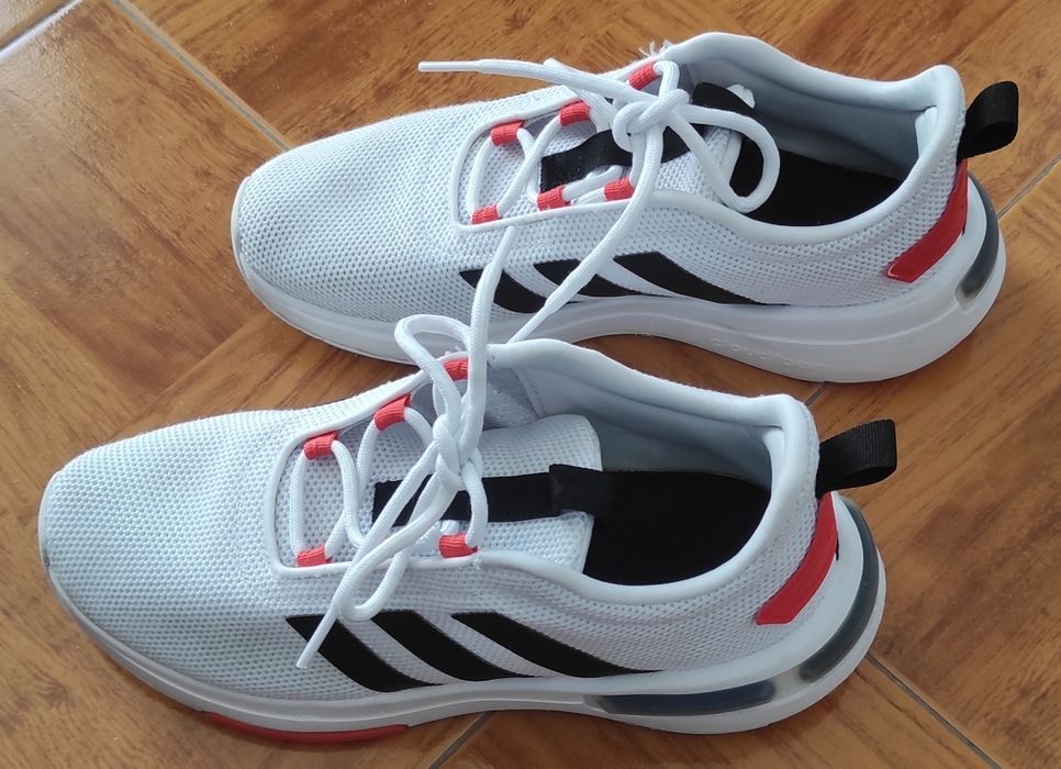 Ténis Adidas brancos