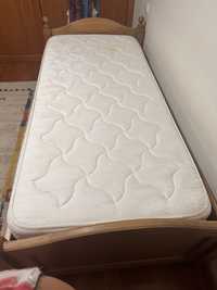 Vendo cama de solteiro com colchao incluido em madeira de Cerne