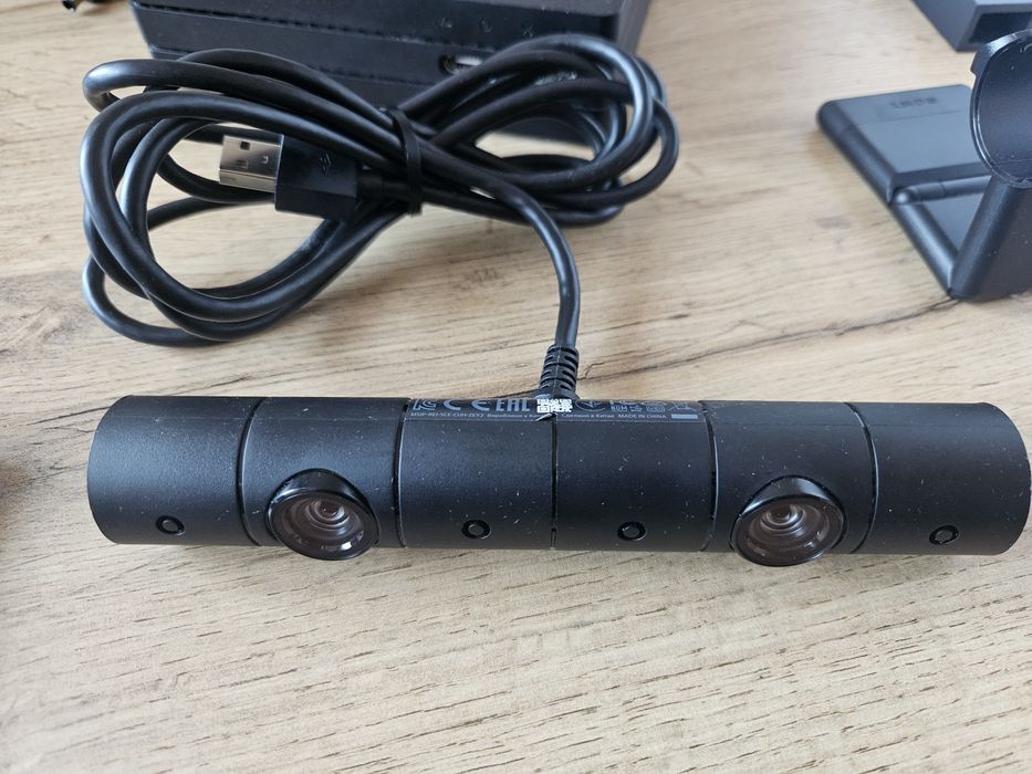 PS4 Pro + VR v2 (2 x move +aim kontroler) + 2 pady + 6 gier