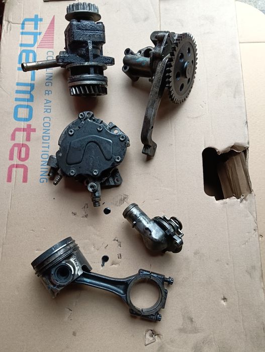 VW SILNIK 2;5 TDI AXD.Elementy silnika,Vacum Tloki,Pompa i inne