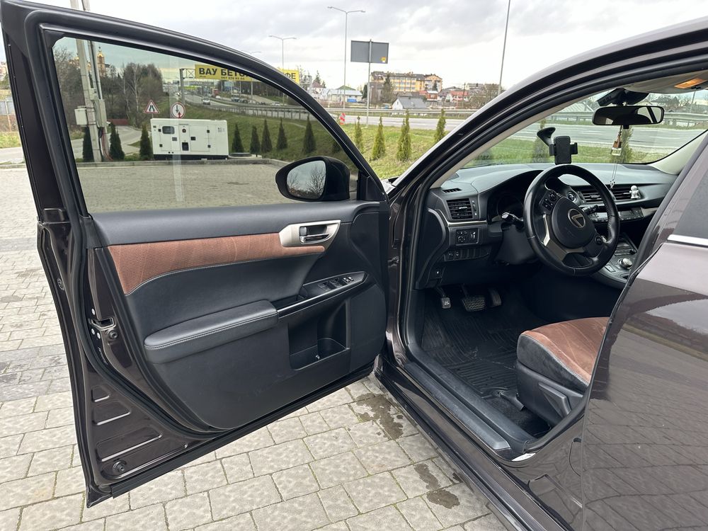 Продаю власний Lexus CT200h