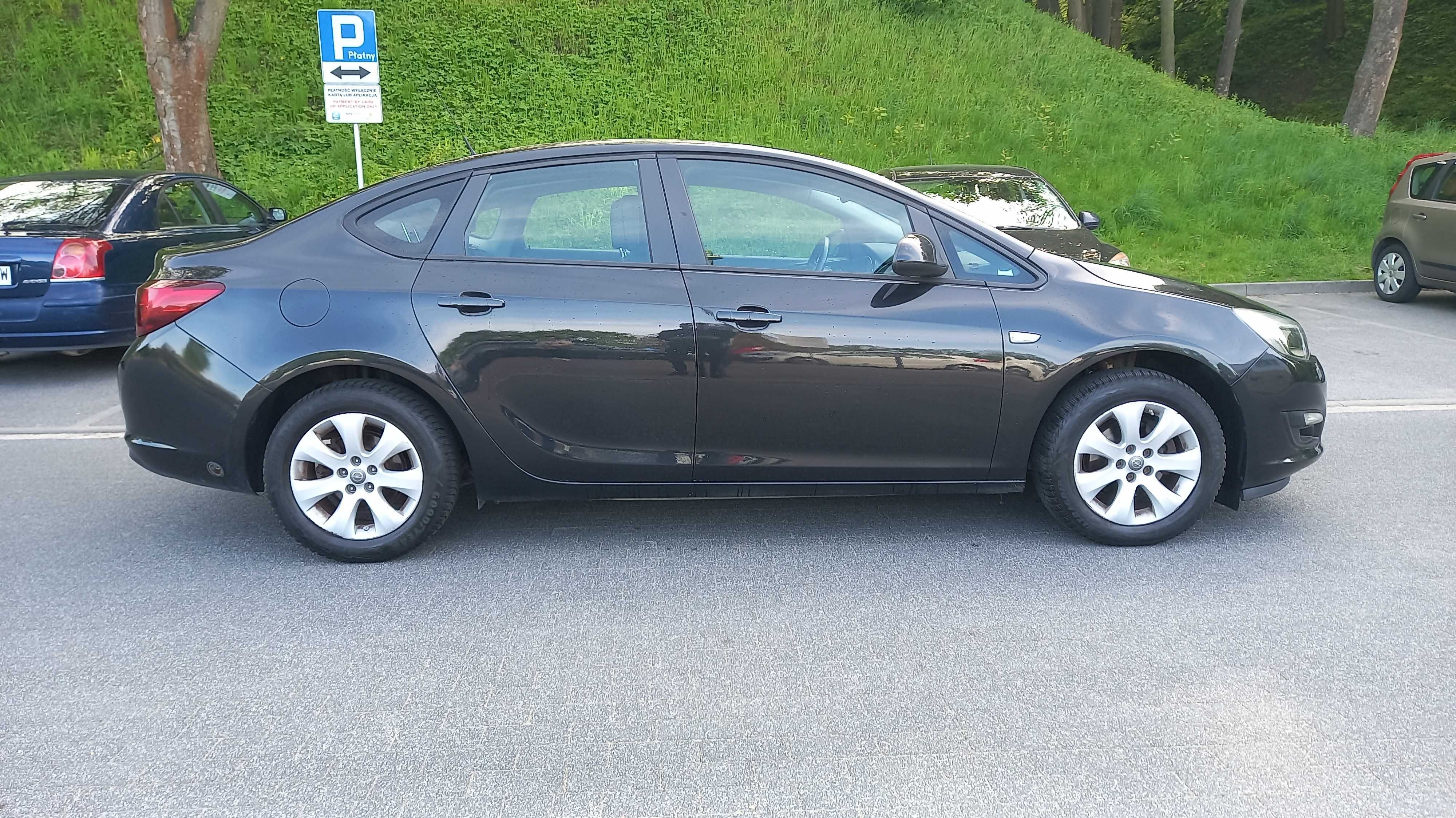 Opel Astra 2016r 1.6 benz+gaz LPG 187tys km sedan stan BDB po serwisie