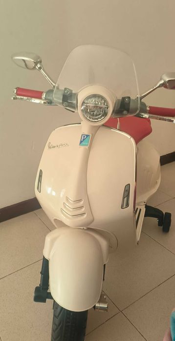 Mota vespa a bateria como nova