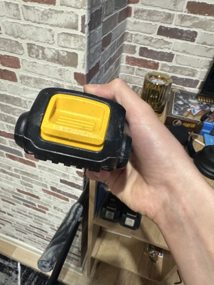 Bateria dewalt 18V li-ion 1.3AH uszkodzona