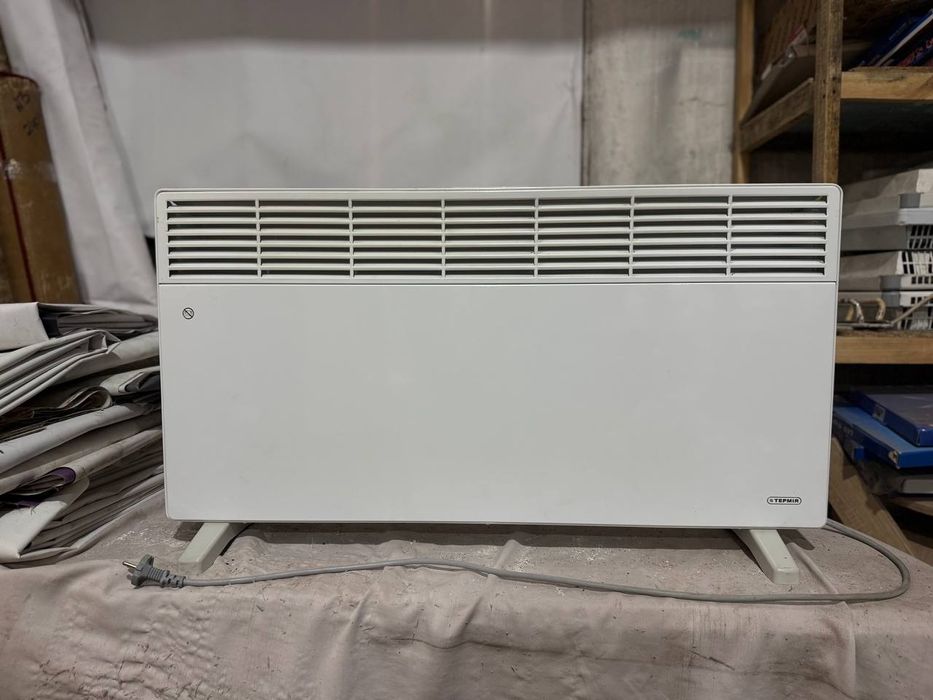 Конвектор Термия 2500вт с регулятором. Для комнаты 40кв м.