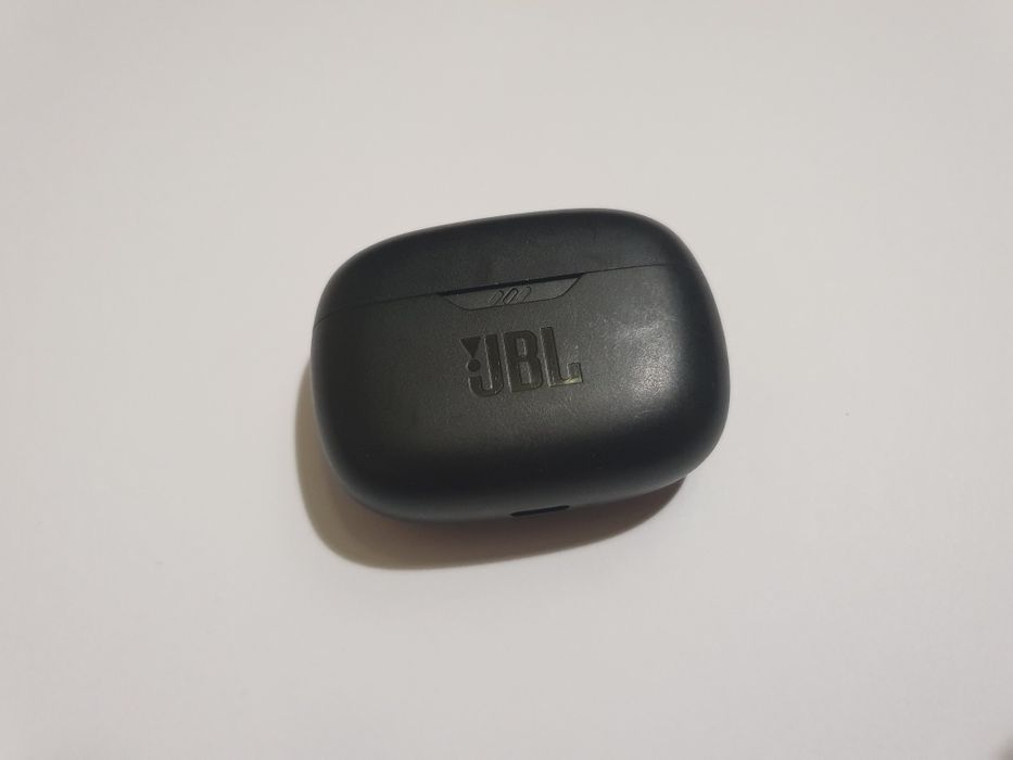 Кейс от наушников JBL.