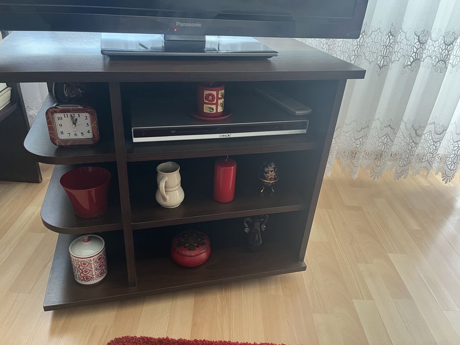 Stolik pod telewizor w kolorze brązu